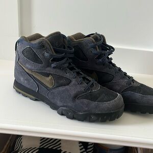 Nike high top vintage hiking shoes